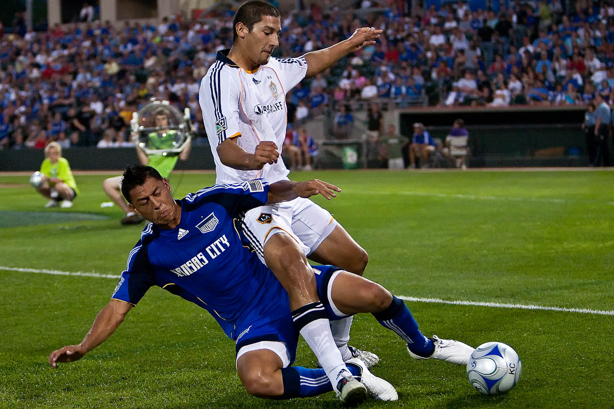20090725_MLS_Soccer_Galaxy_Wizards_Roger_Espinoza_1