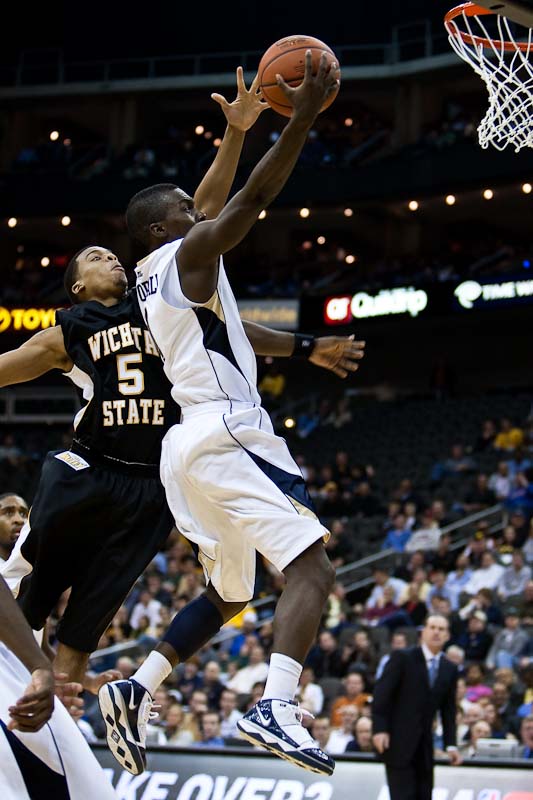 20091123_NCAA_Basketball_Wichita_State_Pittsburgh_Travon_Woodall